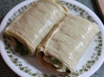 step2: 將豆包捲起 **為了要方便煎, 我捲成枕頭狀. 如果捲成圓筒狀的話, 收口處要用牙籤固定後在煎喔!!