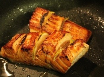 step3: 不沾鍋放少許油, 將鮭魚排煎熟