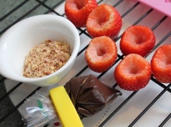 step3: 準備工作: 蜜汁堅果打成粉狀. ** 堅果類我選的是太妃花生糖. 也可選蜜汁腰果, 花生, 杏仁或核桃.