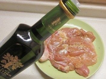 step1: 去骨雞腿排洗淨擦乾去除多餘脂肪,肉較厚的地方稍片薄, 淋上橄欖油 灑上綜合香料.海塩.白酒.蒜末,約醃20分鐘.