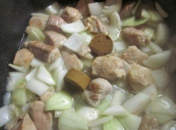 step3: 洋蔥加進3.炒到香味出來,加一些水剛好蓋過<span class="group_1">食材</span>,再加入[牛頭牌咖哩塊]