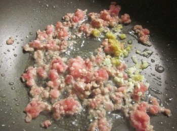 step2: 鍋中放油炒香絞肉,灑上白胡椒,續放大蒜末.薑末炒香