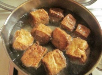 step2: 油豆腐放滾水中煮1-2分鐘,去除豆腥味及油耗味