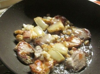 step2: 五花肉切塊,鍋中不需放油直接以中小火乾煎到金黃色,逼出油脂後加入蒜末