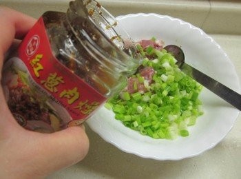 step3: 將絞肉.蔥花.牛頭牌紅蔥肉燥.胡椒塩拌勻備用