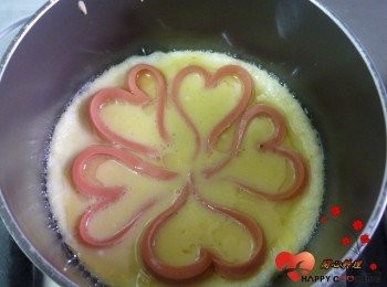 step4: 鋪上火腿蓋鍋蓋烘至表變有點凝固時,用筷子將牙籤取出