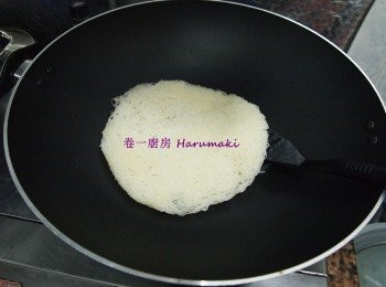 step3: 水滾先把米粉煮至軟身, 撈起入冰水過冷河, 瀝乾 .
熱鍋下油, 放已熟米粉餅, 慢火各煎至金黃色, 印尼甜醬沿米粉餅倒, 令米粉餅邊略有濃效果。 不喜歡甜味可用老抽或瑞士汁代替, 但千萬不能下生抽, 米粉容易吸收會好咸。 或不加色保持米粉餅雪白略帶香煎的微黄色。