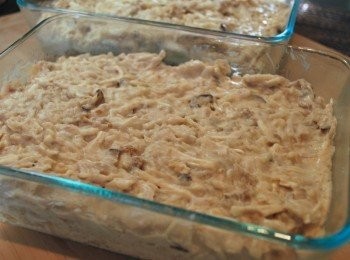 step9: 將芋頭糊均分至兩個已抹油的耐熱模型中，表面抹平