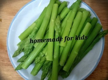 step2: 2.煲滾水加少許鹽將露荀烚一烚(加少少鹽烚露荀唔會變啡色)，撈起待涼備用