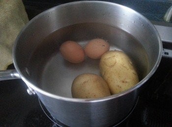step1: 薯仔洗淨外皮,加埋雞蛋一起用滾水煮30分鐘,當煮15分鐘後取出雞蛋.30分鐘後用筷子插入薯仔,如何插入即代表薯仔以熟透