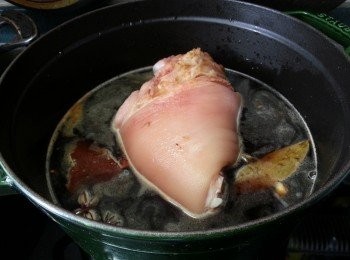 step7: 加入食用開水煮滾轉細火先煮50分鐘,將豬手反轉再煮50分鐘,熄火焗30分鐘
