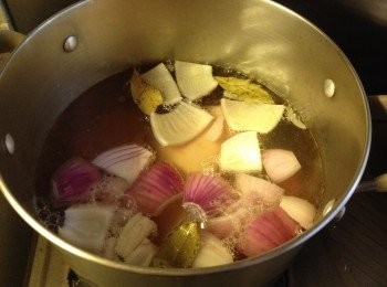 step3: 煲滾水下所有材料, 水加啤酒蓋過豬手, 慢火煮45分鐘