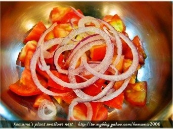 step2: 先將洋蔥切細絲，用冰水冰鎮半小時後，與切塊的番茄放入碗中。