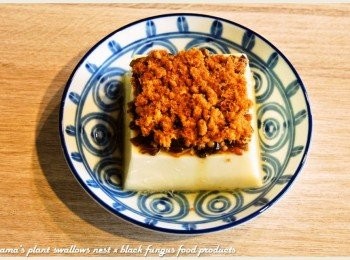 step4: 將1湯匙新東陽豬肉酥，平均鋪放在紅椒麻辣黑菇醬的上層。