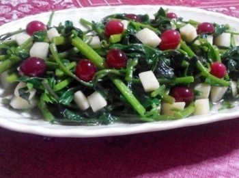 step2: 倒入橄欖油，放入皇宮菜炒一下，加點少許的塩，最後放入蘋果塊和小葡萄小炒一下，即可盛盤享用女生們想要瘦身、又想養顏美容、且吃的營養滿分的葡萄蘋果炒皇宮菜喔!!
