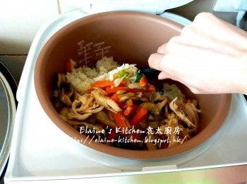 step16: 待飯煮好後逐一加入小棠菜 , 配料(洋蔥 , 甘旬 , 磨菇)及手撕雞肉拌勻即可