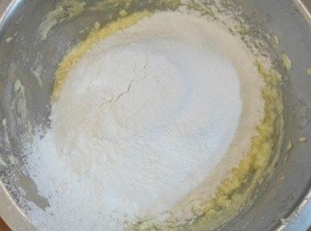 step5: 接著倒入過篩的低筋麵粉與泡打粉攪拌至無麵粉狀態!!!