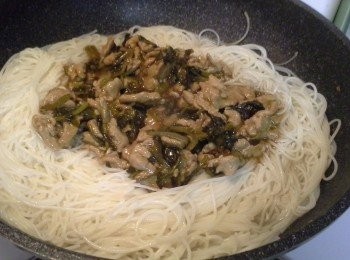 step5: 開中小火，加入少許油，把米粉炒一會。再加入
雪菜和肉片炒至均勻。