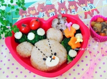 step2: 接著用海苔剪出頭部虛線,眼睛,鼻子及嘴巴，再用小番茄剪出舌頭，放上配菜就完成可愛的上學熊便當囉!