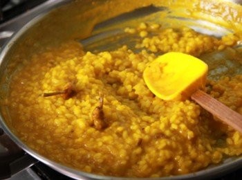 step3: 先加1大匙高湯後放入南瓜泥，之後分次加高湯邊攪拌讓米粒慢慢吸收湯汁與南瓜泥的精華。 加入薑黃、鹽、黑胡椒待米煮至喜歡的口感後，放入金針熟後起鍋呈盤。