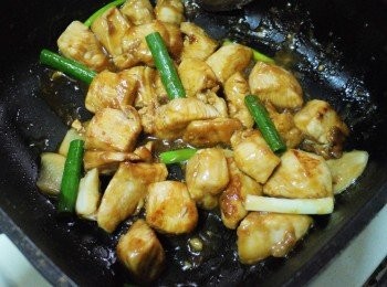 step4: 4.接著用原鍋餘油將雞肉/薑片/蒜瓣/蔥段/
拌炒至香味溢出ˊ
並加入事先拌勻的<span class="group_3">調味</span>一起大火快炒ˊ收汁入味