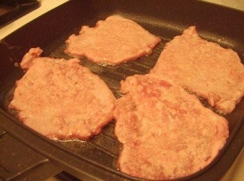 step2: 2.熱鍋後放入少許油ˊ將醃漬入味的紅醩豬排擺入鍋裡