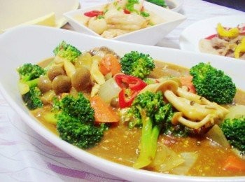 step9: 除了簡單的蔬菜也可添加肉類或海鮮ˊ 都非常的美味好吃ˊ 原本的咖哩味道就非常棒了ˊ 再加上香濃椰奶ˊ口感更溫潤滑順ˊ 整個風味非常棒.........超愛的~ 喜歡的也可以嘗試看看哦~