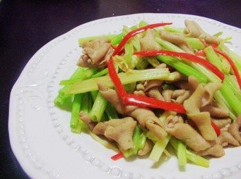 step6: 如果是使用新鮮鴨腸，可用鹽醋水川燙一下， 再用冷水沖涼，一方面能去腥， 另一方面也可以讓鴨腸保有色澤及脆度~