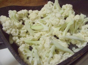 step2: 熱鍋後加入酌量的油先拌炒花椰菜和木耳