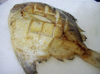 step4: 完成後鄉先以餐巾紙吸除多餘油脂(這樣魚肉會更酥香)