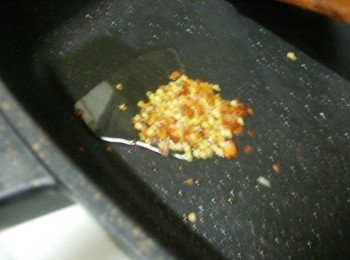 step5: 鍋內放入油1大匙ˊ香油1大匙ˊ燒熱ˊ小火炒香花椒粒