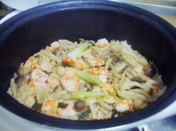 step5: 今天我用電子鍋ˊ依平時煮飯方式ˊ按下煮飯鍵ˊ 完成略悶ˊ再以飯匙將飯和料充分拌勻即可。