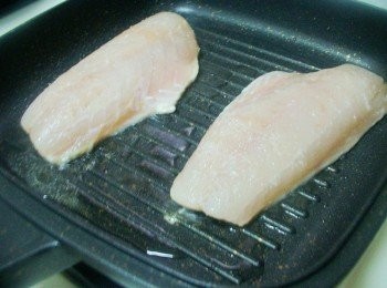 step2: 2.熱鍋放入油2大匙燒熱ˊ將魚片魚皮面輕輕擺入鍋裡ˊ 大火先定型ˊ再改以小火煎熟透