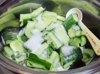 step3: 準備適合容器或塑膠袋ˊ加入白砂糖拌勻