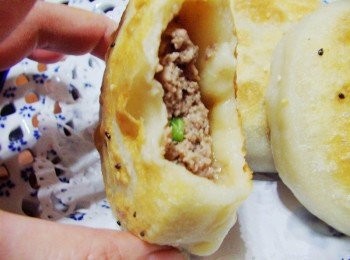 step6: 牛絞肉因為沒什麼油脂ˊ在拌勻時加入適量水和油ˊ 可以讓肉口感濕潤些ˊ不會太柴ˊ 加水時慢慢加ˊ確實讓肉吸收再加下一次。 <span class="group_3">調味</span>可依喜好自行調整變化。