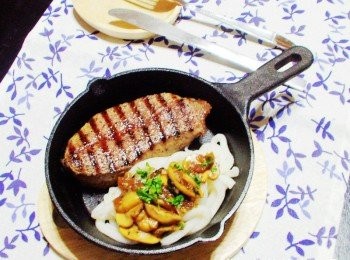 step10: 牛排外層焦香ˊ肉質還保有鮮嫩肉汁ˊ 加上香醇美味紅酒<span class="group_3">蘑菇醬</span>ˊ這樣的好味道真的要試了才知道。 絕對不輸外面賣的哦~心動的快行動吧。^^