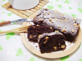 step6: 完成取出放涼ˊ表面灑上少許糖粉裝飾即可。 美味好吃的《巧克力核桃蛋糕》就能切塊品嘗囉。