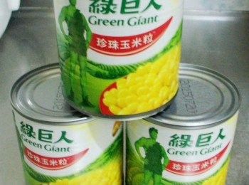step11: 來自美國明尼蘇達州的綠巨人玉米粒ˊ 是許多知名餐飲指定使用的產品喔。 為什麼市售品牌這麼多ˊ要特別選用"綠巨人玉米粒"呢? 因為它100%天然風味ˊ非基因改造 (這非常重要)媽媽選對產品ˊ才能為安全做好把關。 獨家採用美國最優良的甜玉米品種， 經過最先進的培植技術， 選定玉米生長到圓潤飽滿的時刻， 進行採收及在數小時內真空包裝， 並經過最嚴格的篩選，確保每一顆玉米粒都風味獨特， 如高貴的珍珠一般。自己吃就是要慎選 食材ˊ 不然也就失去自己動手做的意義了。