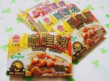 step8: 牛頭牌咖哩塊 ˊ添加多種蔬果ˊ有 ( 原味/甘味/辣味/素食 )ˊ 方便的小盒包裝ˊ讓我們可以隨喜好變化出不同味道。 實際體驗發現ˊ不管是那種口味ˊ濃淡剛剛好ˊ 味道柔和ˊ調味適中ˊ我自己覺得可以很輕鬆方便運用ˊ 甚至省略再調味的動作喔。