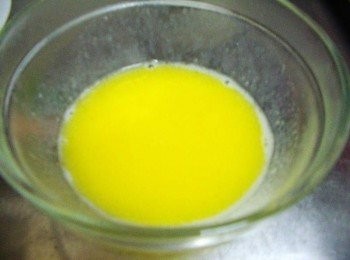 step2: 無鹽奶油和鮮奶先用低微波加熱溶化備用(也可隔水加溫處理)