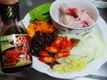 step1: 先準備好所需<span class="group_1">材料</span>如照片圖ˊ 小棒腿洗淨擦乾水份ˊ洋蔥切長條狀ˊ木耳切絲ˊ 紅蘿蔔滾刀切小塊ˊ荷蘭夾去除粗纖維ˊ蒜頭/薑切細末ˊ辣椒切片備用