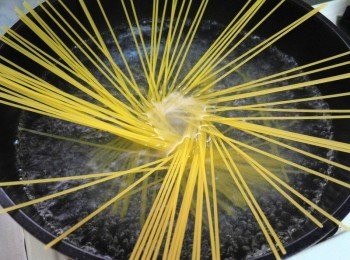 step2: 大湯鍋加入約1公升水和10g鹽煮沸， 然後擺入義大利麵(依購買品牌標示時間煮7~8分熟)