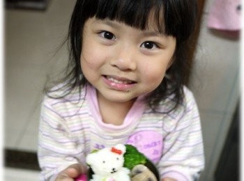 step8: 利用飯模把白飯變成可愛的熊熊，就是我最愛的兒童餐了喔