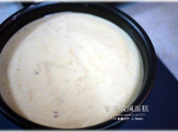 step6: 拌勻後即可倒入模具裡，接著輕摔使即裡面的空氣跑出來