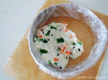 step2: 舀出豆腐混面糊，放入圆形模具里（利用铝箔diy，再用保鲜膜包住，避免粘），然后用力按压，让豆腐面糊固定成圆形。