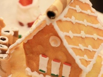 step16: 加入檸檬汁跟蛋白一起打發，除了讓糖霜顏色更亮，也有殺菌的效果，如果不放心的話，可以先將蛋白放在鍋中小火低溫加熱，一邊攪拌(別煮到熟就好)，放涼之後再加入糖粉打發。 或是蛋白霜裝飾完成後，再把餅乾放回烤箱以低溫( 約50~75度C)烤乾同時殺菌，每台烤箱狀況不同，記得要隨時觀察，別把糖霜烤成焦糖囉~