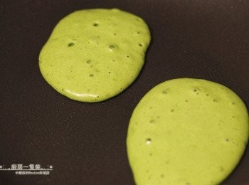 step8: <span class="group_1">抹茶餅皮</span>不沾平底鍋中小火燒熱，以廚房紙巾均勻地抹上薄薄一層油，利用小湯勺倒入麵糊，形成橢圓形。