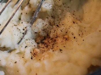 step3: 再將鮮奶分批的加入, 並把馬鈴薯搗成泥狀 ** 鮮奶的份量就是加到你喜歡的濃稠度即可停止