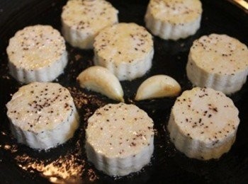 step1: 豆腐切適當大小, 用少許油爆香2顆蒜頭後, 將豆腐煎到表面上色, 並用少許的鹽巴/黑胡椒調味 (** 豆腐可使用老豆腐, 嫩豆腐, 或是蛋豆腐皆可)