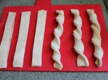 step2: 把兩兩起酥條把內餡壓緊後, 前後旋轉成螺旋狀